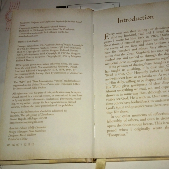 FREE with PURCHASE Hallmark Footprints Scripture with Reflections Book - Picture 6 of 13